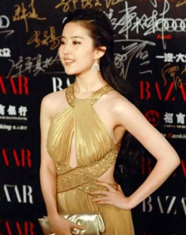 原创刘亦菲也放得太开了,穿镂空挂脖金色裙,肉感身材真怕一下子走光