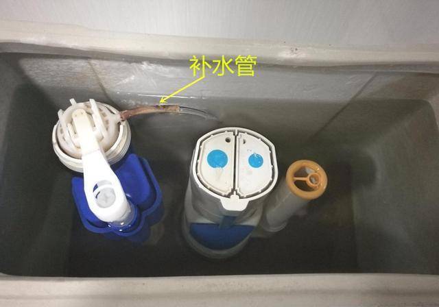 补充马桶水封的高度,之所以要插进溢水管,是为了防止水从水箱内溢出来