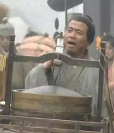凭水浒传出名的武大郎如今64岁身高1米3已娶妻生子
