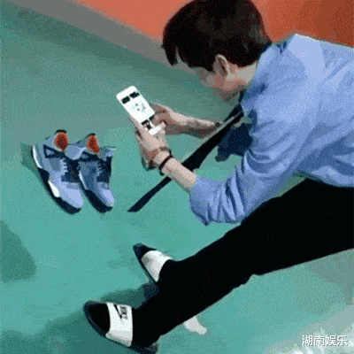 上一个能与小白媲美的制服诱惑,可能还是2016年热播韩剧《太阳的后裔