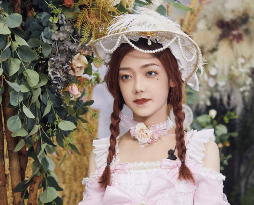 硬糖少女全员洛丽塔,赵粤腰围太吸睛,只有张艺凡发型不一样