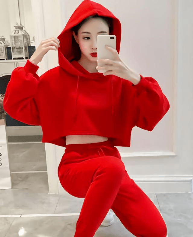 红色卫衣如何搭配?裤子和裙子都有,你喜欢哪一种?_女生
