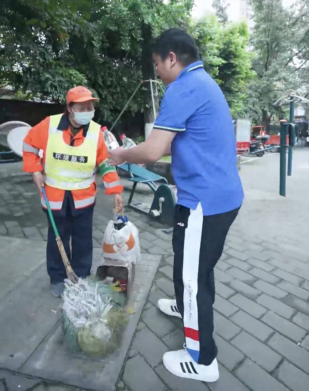 送给环卫工人一瓶水,送上一份爱