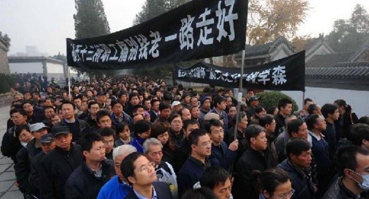 原创钱学森葬礼:三军仪仗队抬棺,数10万人送行,第二天天降大雪
