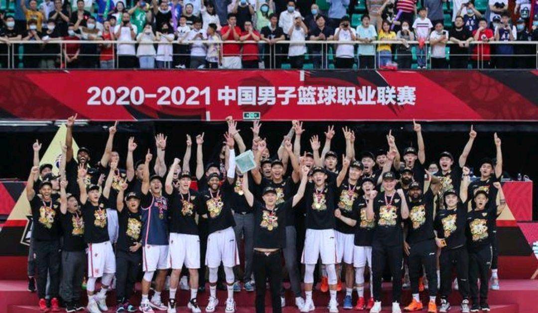 广东队以110:103击败辽宁男篮从而再度夺冠成就了队史第11个总冠军