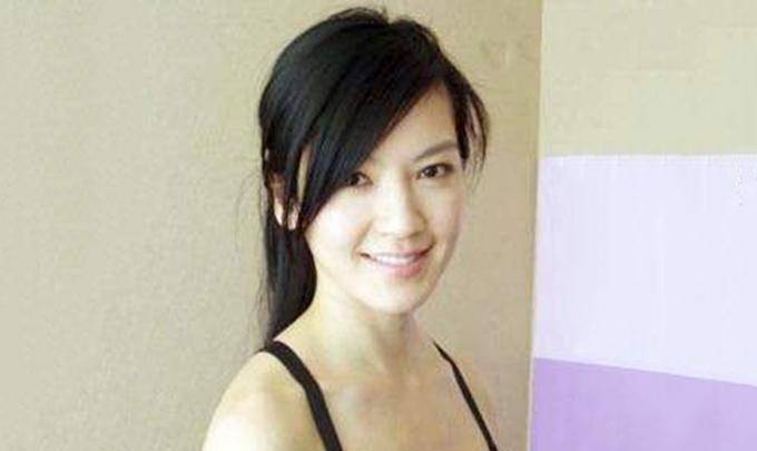 原创44岁林熙蕾近照,连生2女身材仍完美,曾被王晶看好能接班邱淑贞