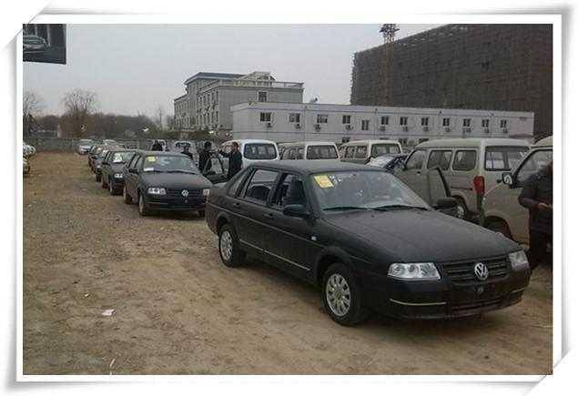 20年前卖 的桑塔纳库存车 ,连座椅塑料膜都还没撕