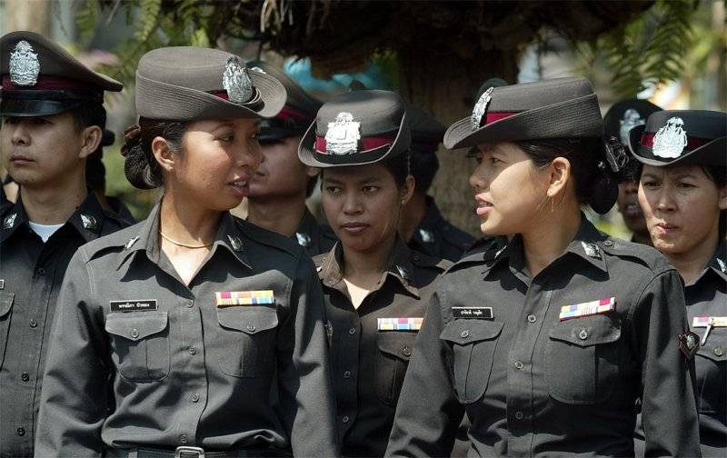警服泰国的军装制服与世界上其他国家一样,也区分为礼服,常服和作战服