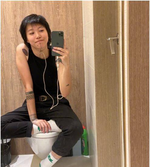 窦靖童厕所自拍,一身中性装扮太"男人"!