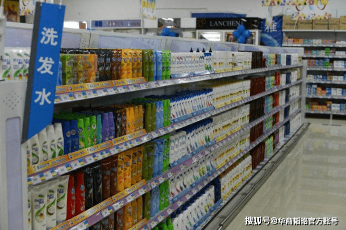 如今走进商场超市,在日化区,占据最多货架的是蓝色的海飞丝,红色的