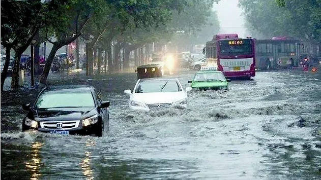 名悦集团解析雨天开车汽车被水淹驾驶技巧