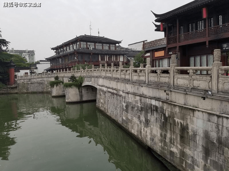 秦淮河在南京城内过利涉桥,白鹭桥,夫子庙,文德桥,武定桥,镇淮桥,新桥