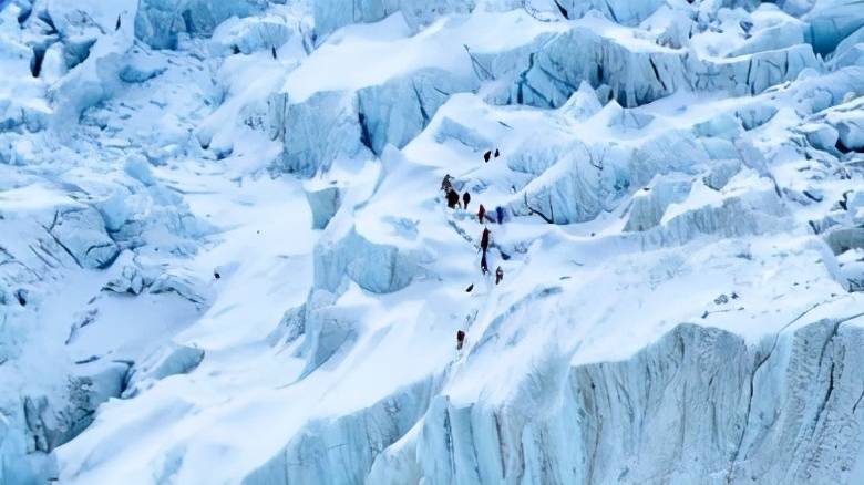 珠峰多名登山者患上新冠肺炎;345公里外世界第七高峰营地同样有多人