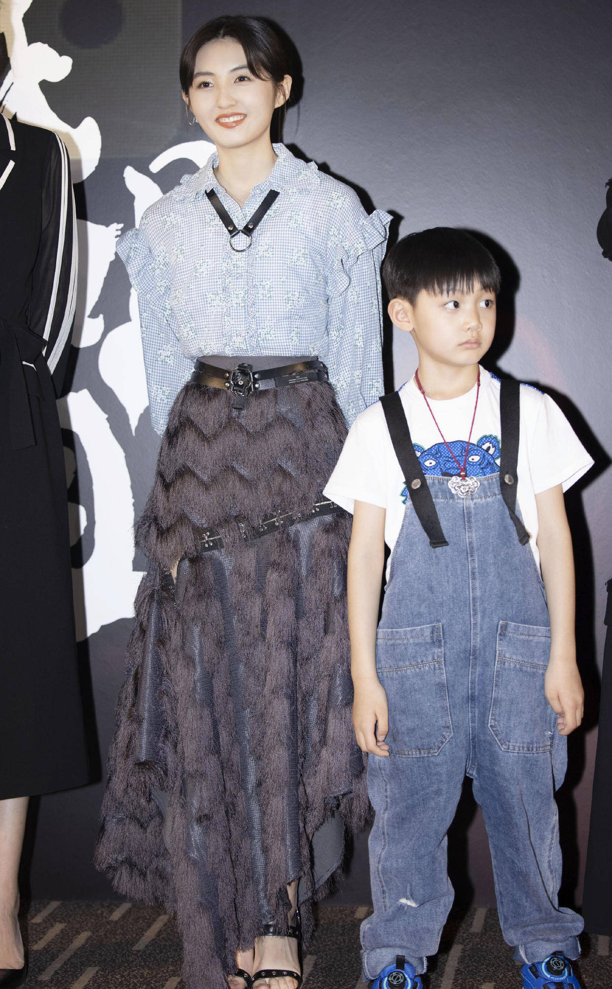 原创张子枫小个子穿搭教个书,缎面衬衫搭配一件背心,少女气息满满