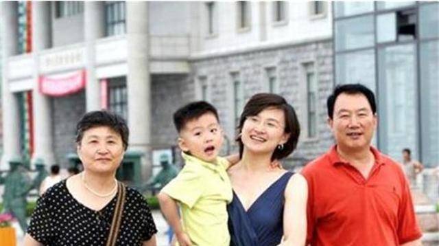 他们同为央视主持,结婚多年依旧恩爱有加,今一家三口令人羡慕
