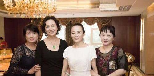 63岁邓婕的前夫,离婚后36年身家上亿,再谈邓婕直言:她