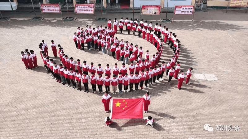 同学们列出党徽队形,向建党100周年献礼.