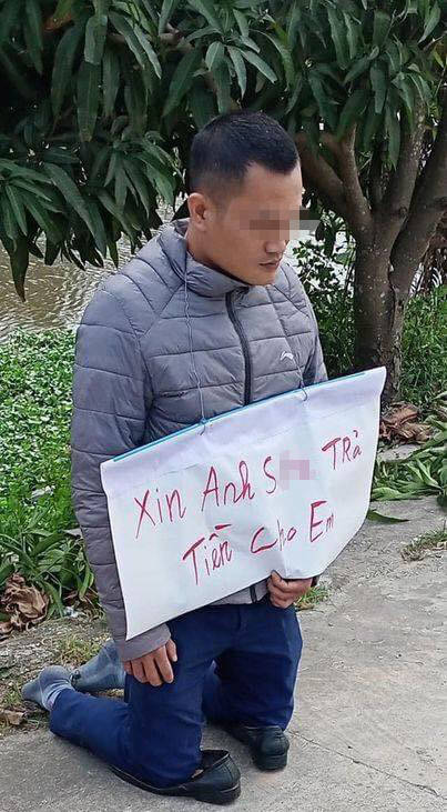 男子借给别人钱后对方不还,如今脖子上挂牌跪在对方家门口讨债_thanh