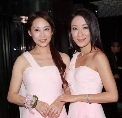 杨怡姐姐杨卓娜生日获好友送花老公撇嘴兼皱眉的吃醋模样很搞怪