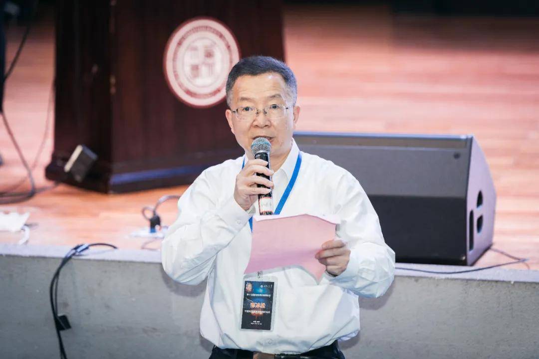 胡江平研究员和西北大学杨文力教授分别作了题为"量子信息的物理基础