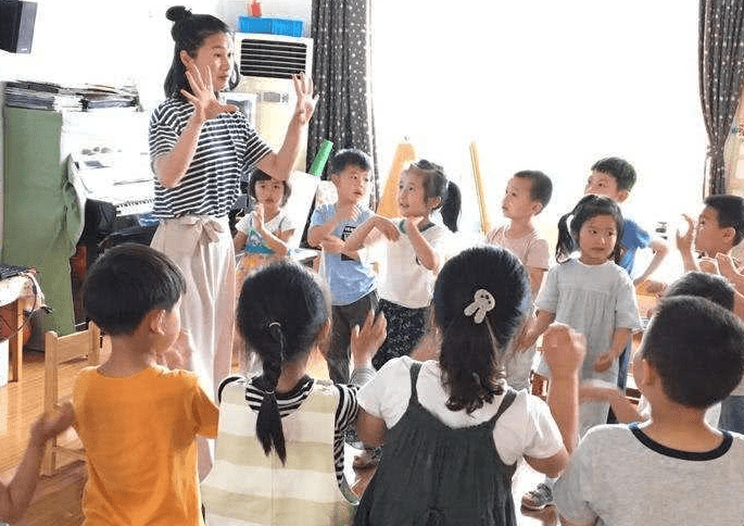 原创女幼师在幼儿园举办婚礼孩子开心家长倒霉谁来负责