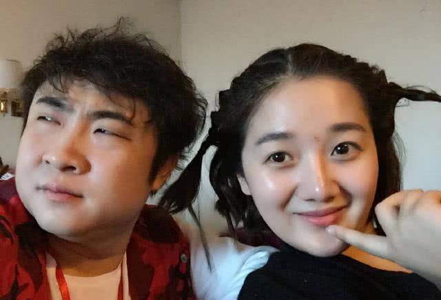 乔杉晒全家福为老婆庆生,5岁大女儿顶波浪卷为妈妈手绘贺卡超暖