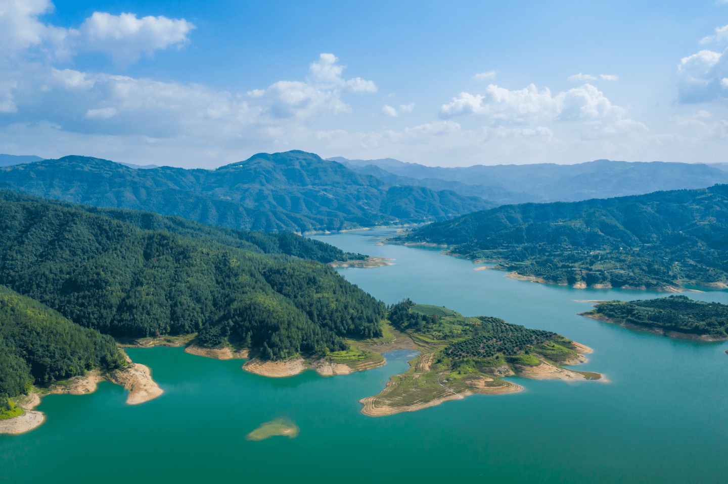 飞云湖位于浙江省温州市泰顺县内和文成县交界地带,飞云江上游90千米