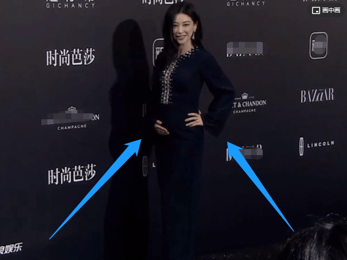 朱珠怀孕后坚持工作,高跟鞋搭配紧身长裙,这孕后身材令人羡慕!