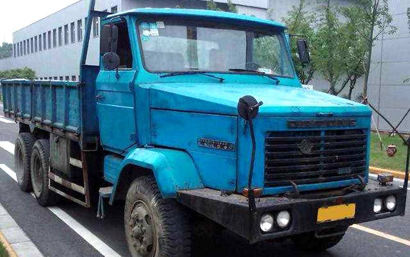上世纪60年代问世,被称"国产最大载重车"的"交通"牌重型卡车