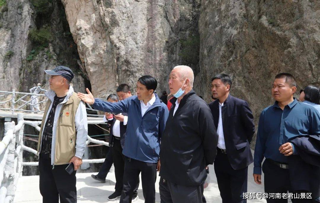老君山文旅集团董事局主席杨植森到金顶区域现场办公