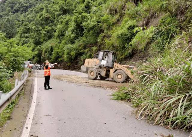 据了解,受连续强降雨影响,永顺县城市道路董家塘路段于5月13日晚8点