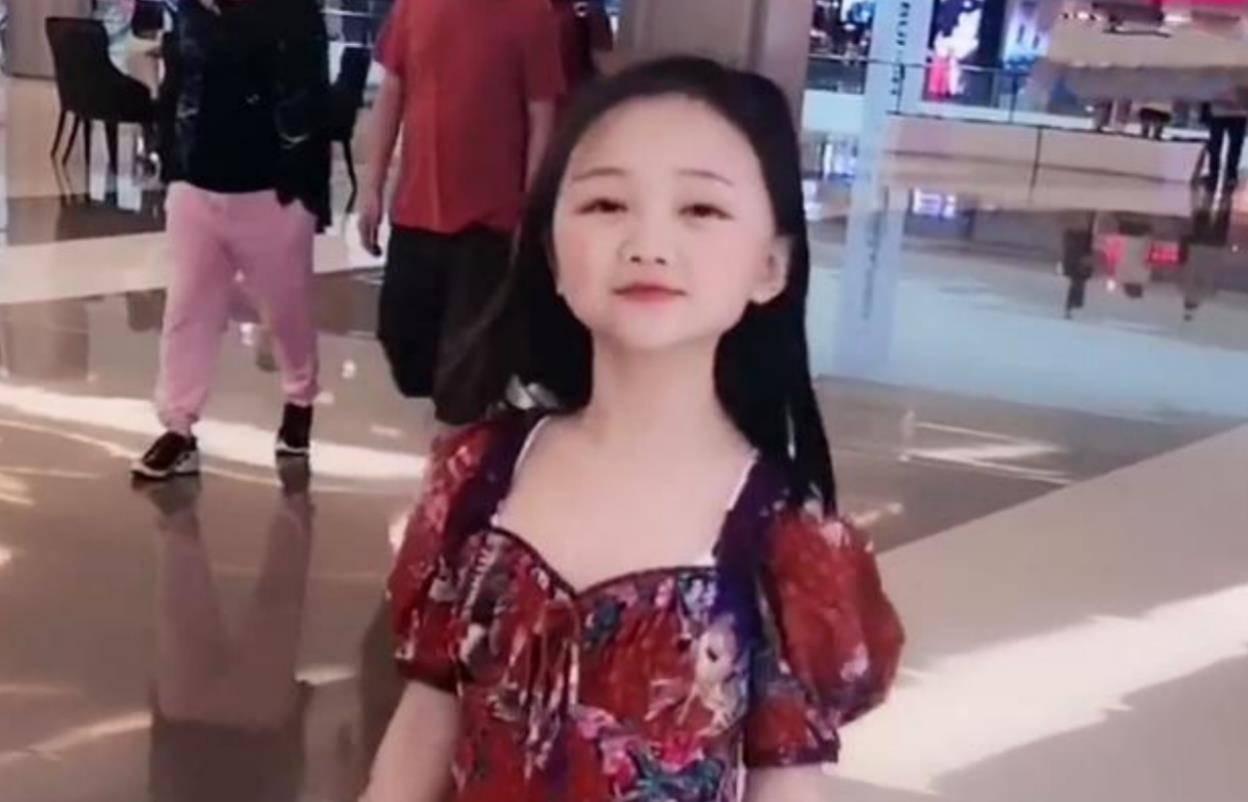 成都最美袖珍女孩结婚了,30多岁拥有十几岁的童颜,爹妈含泪送嫁