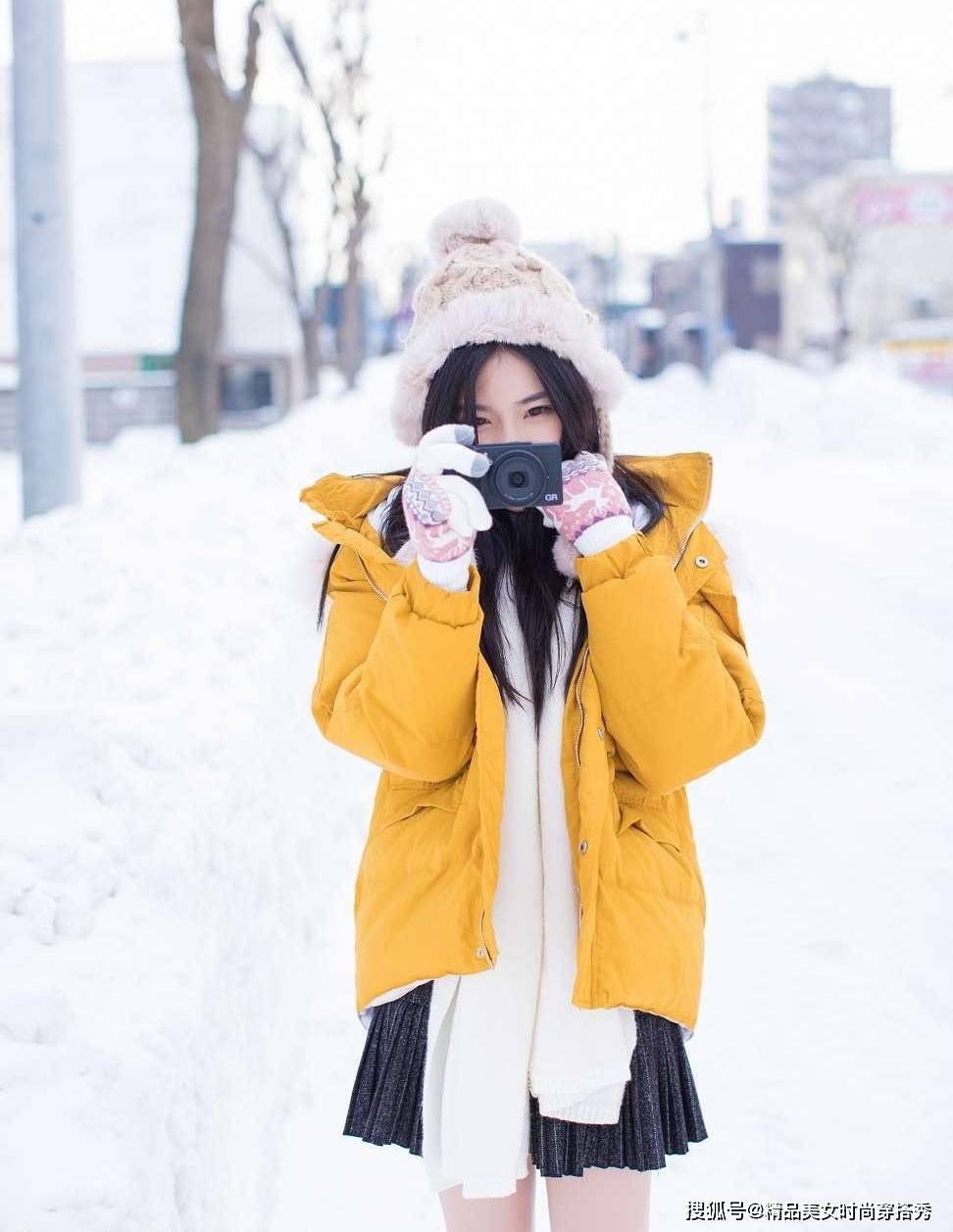 雪地里穿短裙的小姐姐,真的是美丽冻人