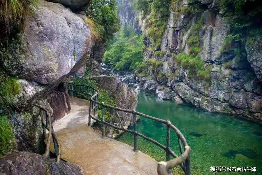 龙门峡谷 漫步峡谷的栈道上 山清水秀,峡秀谷幽 在溪水潺潺间,在鸟语