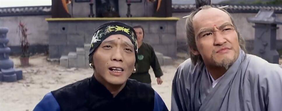 63岁袁祥仁近照罕有曝光,穿起球的秋衣,背几十元的斜肩包