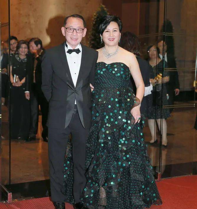 原创杨受成二婚太太段位高贵妇圈低调女强人驯得老公不敢找小三