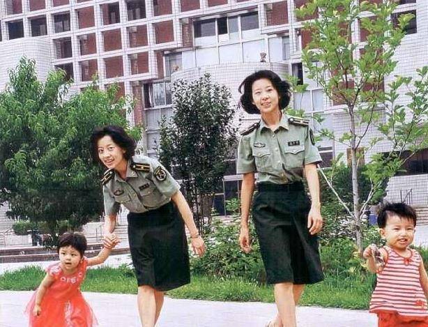 结语现如今离1999年的阅兵仪式已经过去21年了,张薇薇张莉莉两姐妹都