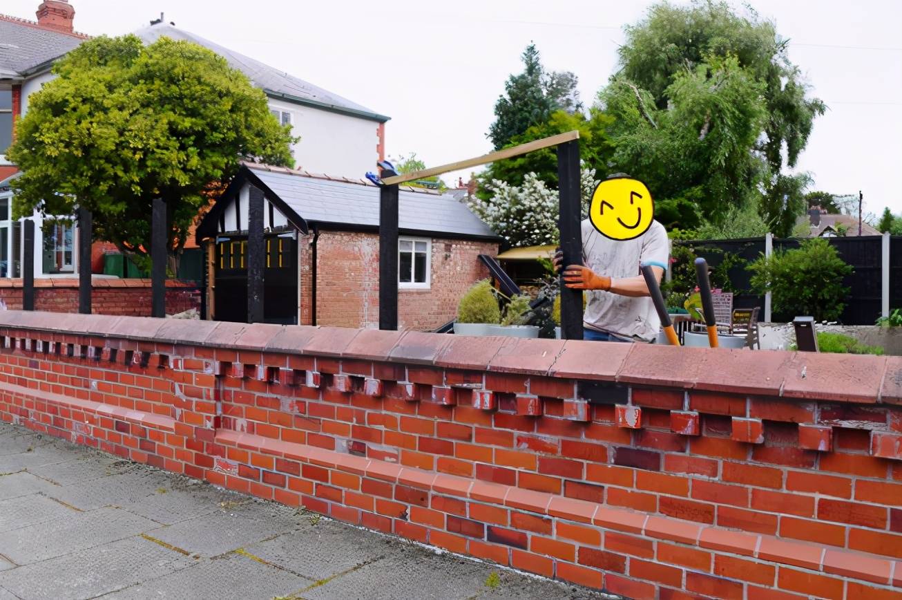 庭院墙别只懂砌红砖,加上这50cm木护栏,颜值提升隐私性高上不少_围墙