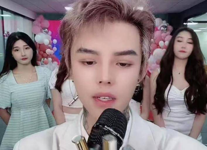 原创网红殷世航求婚直播上热搜,"剧本"漏洞百出,账号被平台封禁