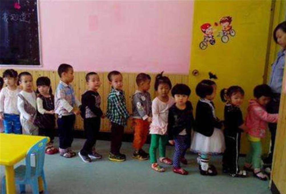 为什么有的孩子不敢在幼儿园拉粑粑?这些原因老师不说