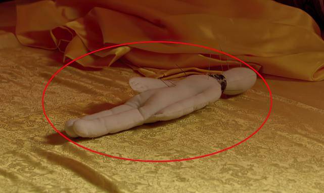 原创甄嬛传:安陵容扎小人被皇后发现,其实诅咒的并非华妃,而是甄嬛