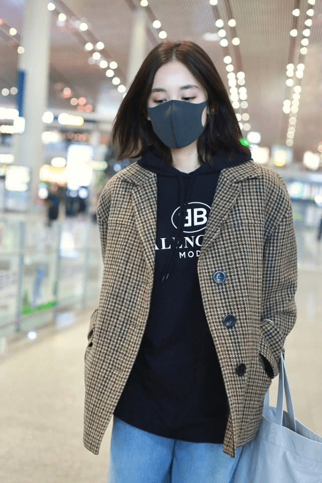 原创古力娜扎气质真好,穿衣搭配简约大气,基本款单品也能穿出时髦感