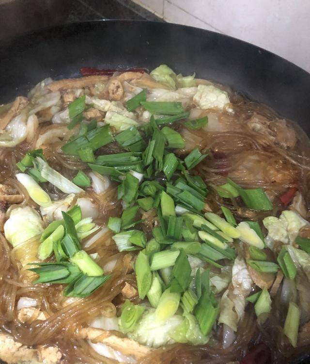 原创农村的大锅菜的做法,肉肥而不腻,菜软烂入味,看着就让人流口水
