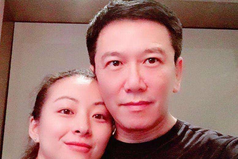 温兆伦和第三任妻子秀恩爱,亲吻额头太亲密,小20岁娇妻长相秀气
