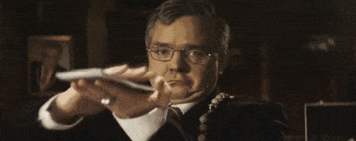 每次放假,我们留学生都忙着抢票回国,班里一个小伙总是不慌不忙,后来