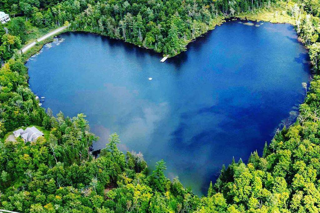 世界上最具浪漫色彩的湖泊- heart lake(心形湖)
