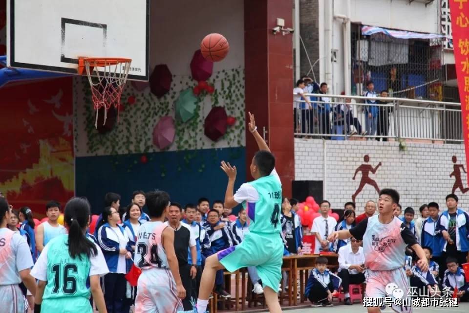 举办校园文化艺术活动 5月19日,巫山县巫峡初级中学举行了以"红心向党