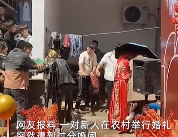 新人农村办婚礼遭遇过分婚闹,衣服湿透没法看,新娘气得当场走人