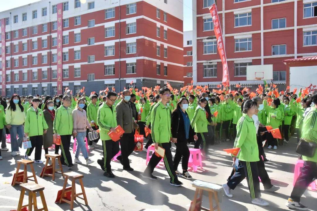 张北德智中学高中学校隆重举行首届高二成人礼暨"5.18