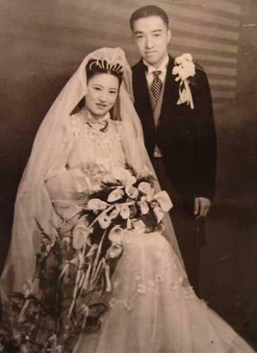 原创80年代婚纱照保守,90年代浓浓"影楼风",你最钟意哪款婚纱照?